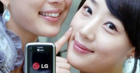 LG SH240 - delikatna skóra zamiast zimnego metalu