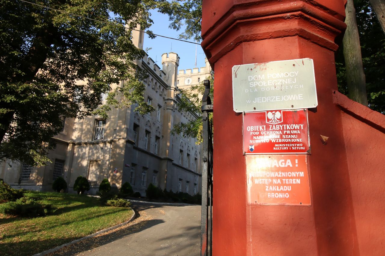 Koronawirus w Polsce. Dom Pomocy Społecznej w Jędrzejowie. 82 pensjonariuszy i 24 pracowników placówki jest zakażonych koronawirusem