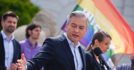Biedroń o TVP. "To nie takie proste, jak zapowiadał Donald Tusk"
