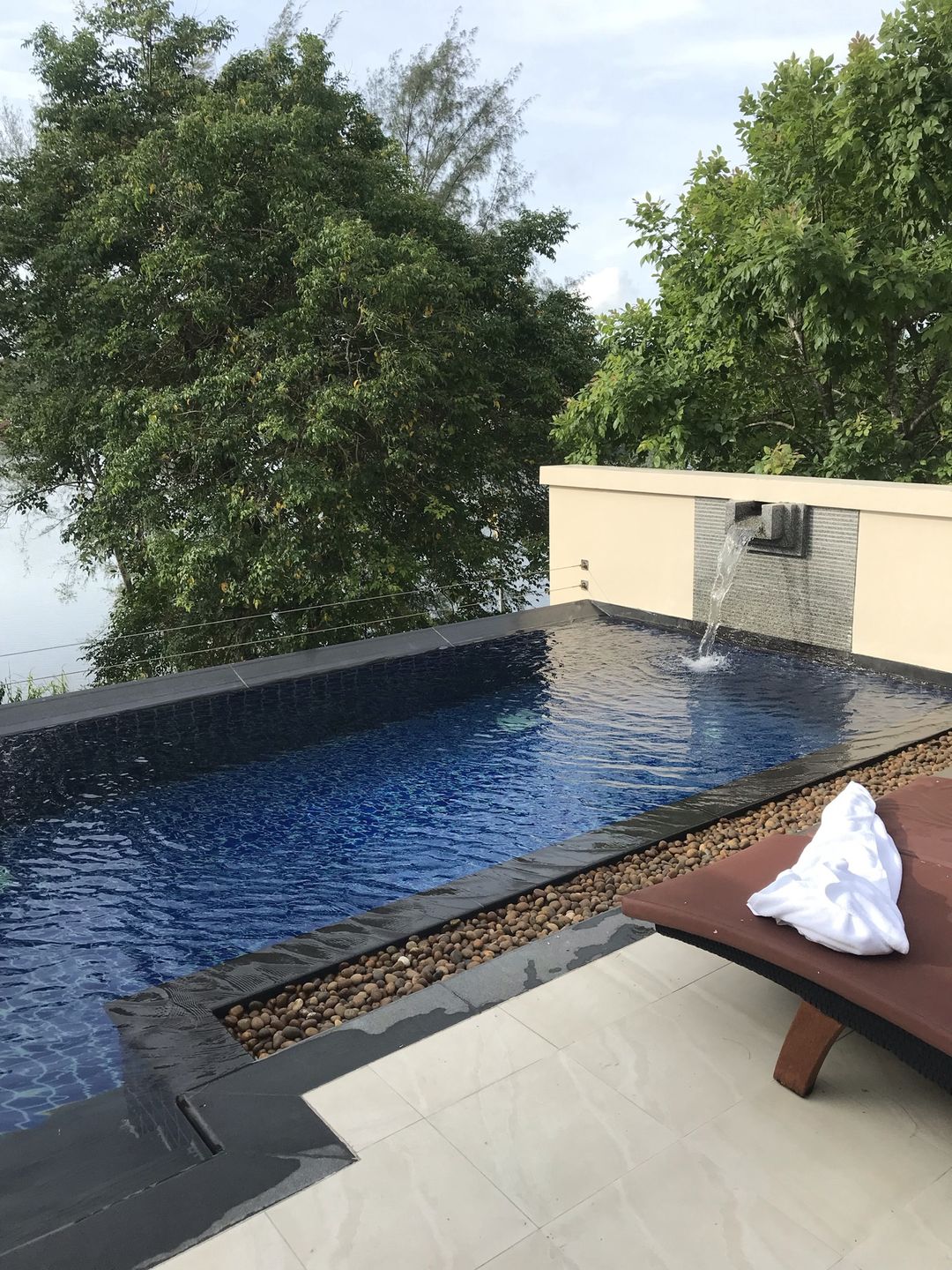 Na Phuket nie brakuje pięciogwiazdkowych resortów, hoteli i apartamentów. Przy rezerwacji najważniejsze, by pamiętać, że obiekt musi posiadać znak SHA+