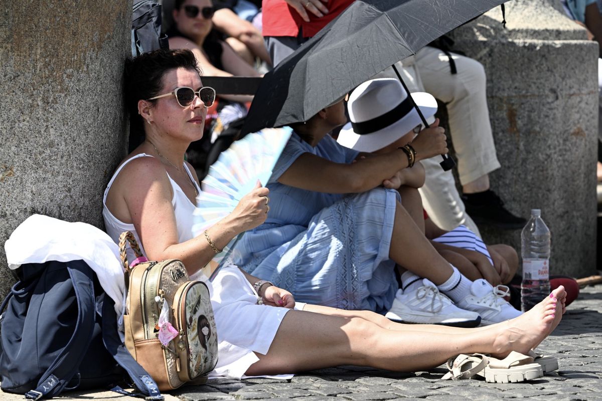 Niedziela 23 lipca w Watykanie. Turyści szukają choćby skrawka cienia, parasol i wachlarz jest nieodzownym atrybutem