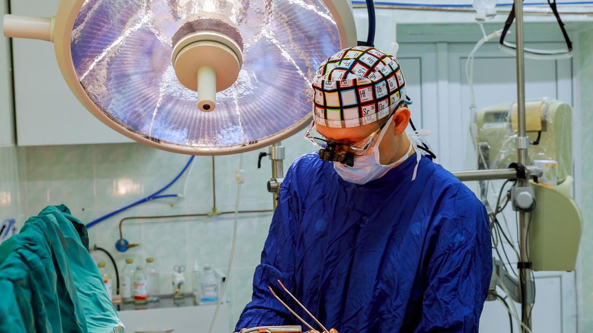 Torakotomia to procedura chirurgiczna, która polega na otwarciu ściany klatki piersiowej.