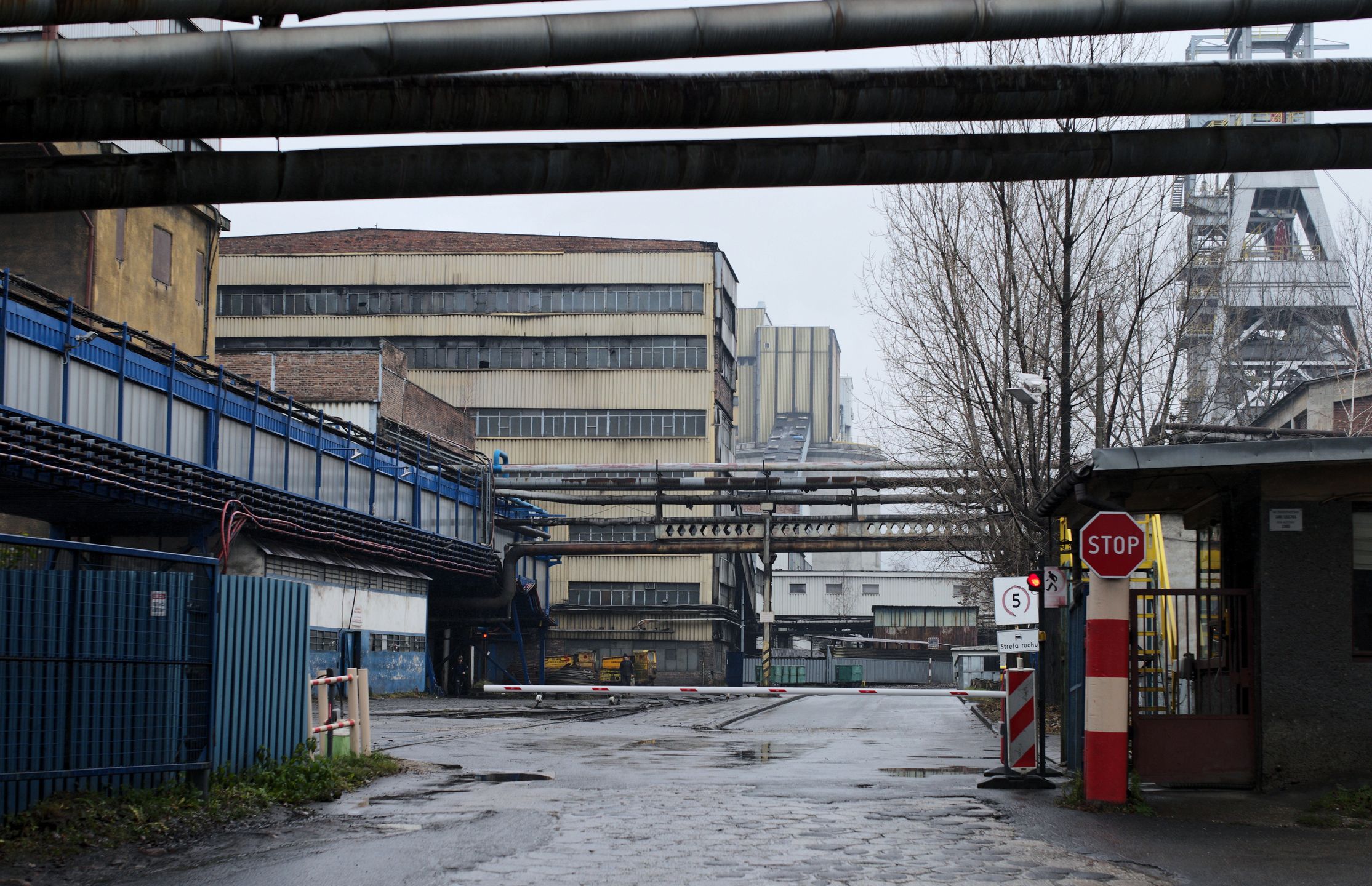 Teren kopalniAndrzej Grygielakcja, Bielszowice, g�rnicy, g�rnikami, gruzowisko, kopalnia, Kopalnia W�gla Kamiennego Bielszowice, poszukiwania, ratowanie, ratownicza, w�giel, w�gla, wstrz�s, wypadek, zawalenie