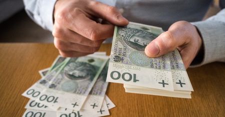 ZUS wypłaca seniorom pieniądze. Oto co musisz wiedzieć o czternastkach