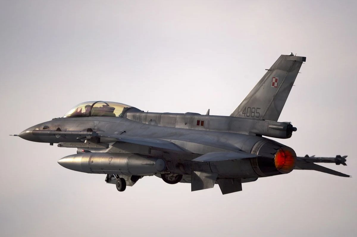 Radom: Czwartkowe przyloty przed Air Show. Gripeny, Rafale, Eurofightery, F-16, Hercules, F-18 i wiele innych maszyn.