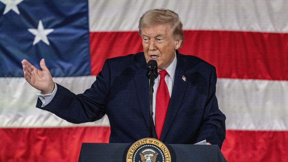 epa12736473 US President Donald Trump delivers remarks to service members and their families at Fort Bragg, North Carolina, USA, 13 February 2026. Trump met with US special forces members involved in the capture of former Venezuelan President Nicolas Maduro in early January.  EPA/STAN GILLILAND 
Dostawca: PAP/EPA.
STAN GILLILAND
US intervention, US politics, US Military, Military