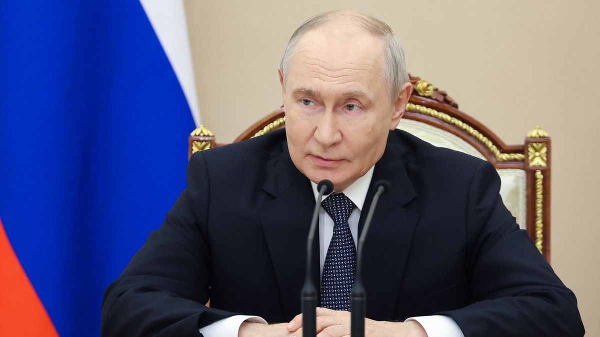 Russian President Vladimir Putin holds a meeting with senior Defence Ministry officials at the Kremlin in Moscow, Russia, 05 August 2026. EPA/ALEXANDER KAZAKOV / SPUTNIK / KREMLIN POOL MANDATORY CREDIT Dostawca: PAP/EPA.