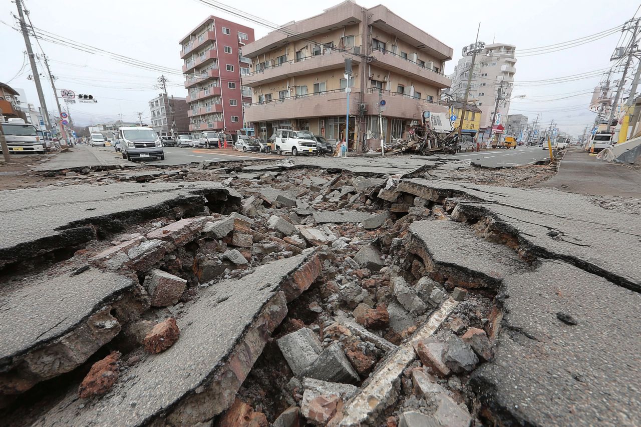 Silne trzęsienie ziemi uderza w północno-wschodnią Japonię. Tysiące ewakuowanych, wstrzymane pociągi, pierwsze doniesienia o rannych
