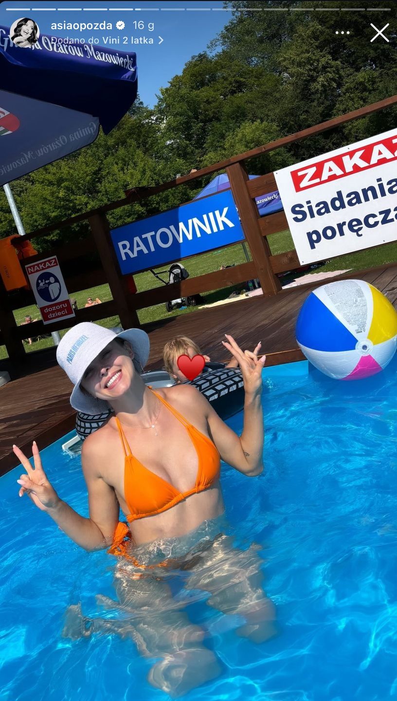 Joanna Opozda spędza czas z synkiem na basenie.