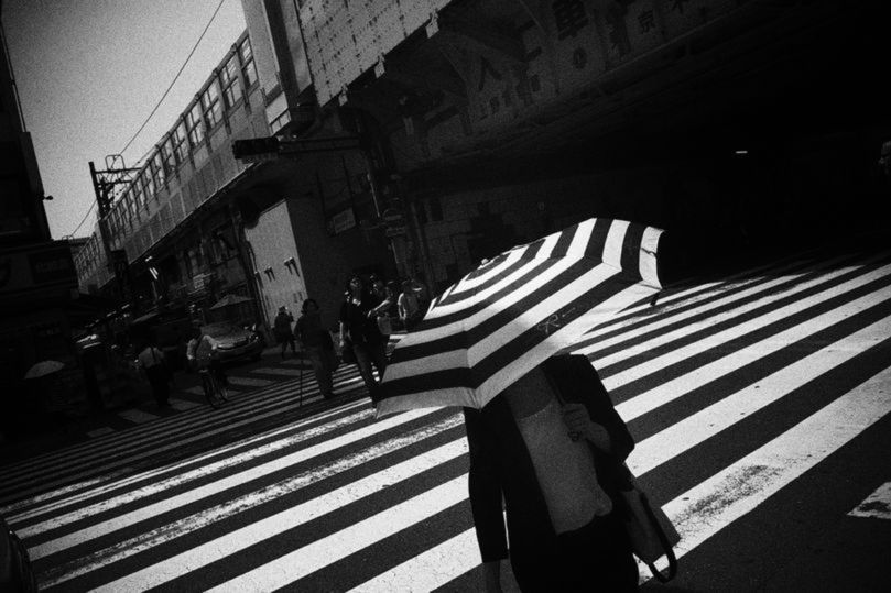 Takehiko Nakafuji rozpoczął swoją edukację studiując literaturę, ale w chwili olśnienia zrezygnował. Nie trwało długo, zanim zwrócił się w kierunku fotografii i wrócił do szkoły w Tokio. Od tego czasu fotografuje to miasto w wyjątkowy sposób.