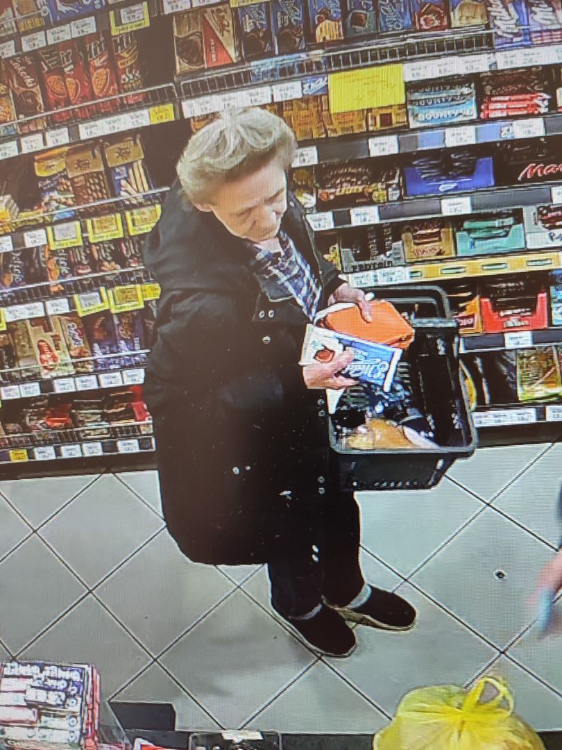 Funkcjonariusze zabezpieczyli nagranie z monitoringu sklepowego