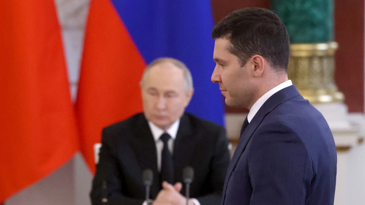 Na zdjęciu Anton Alichanow, minister przemysłu Rosji, w tle prezydent Władimir Putin