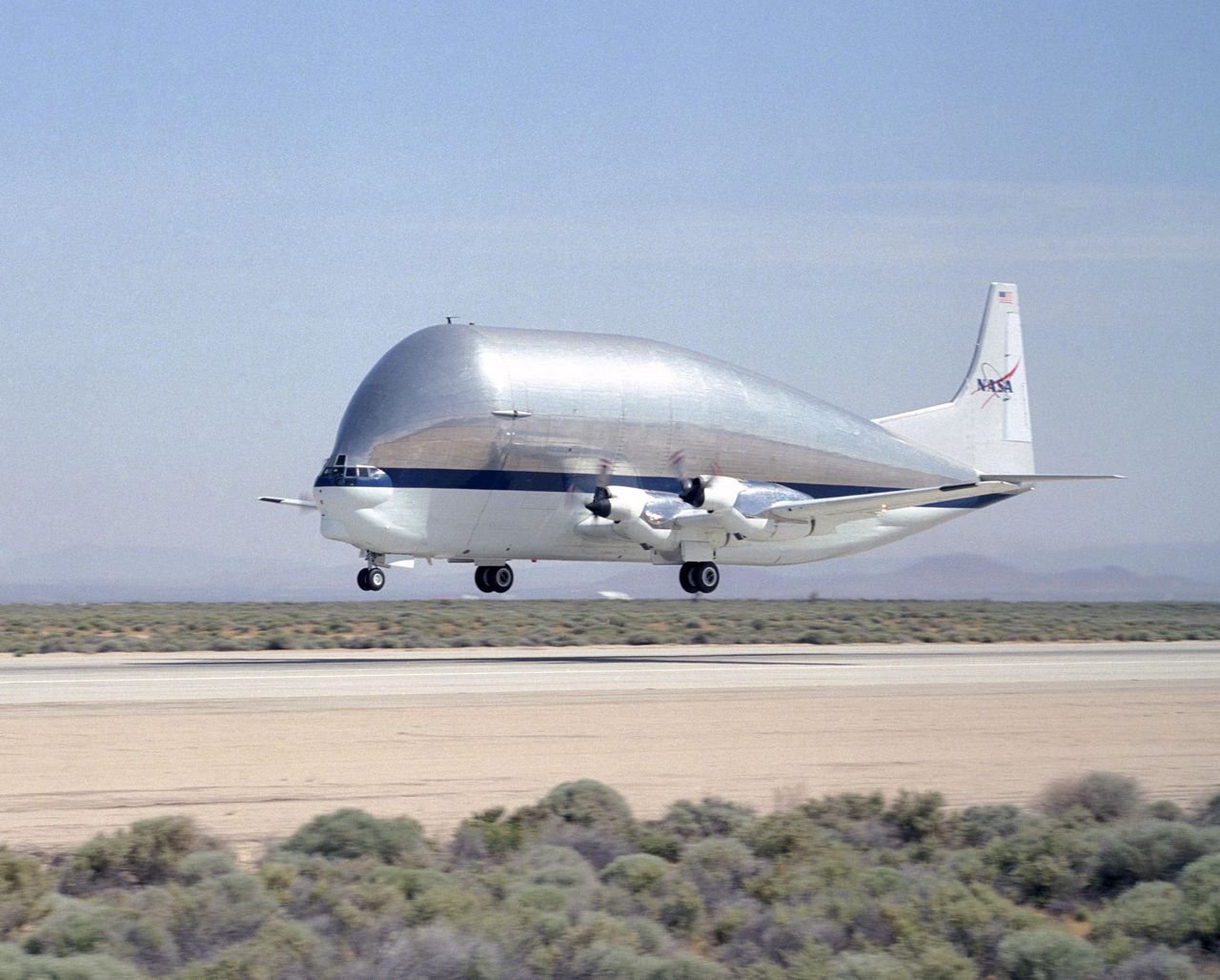 Aero Spacelines Super Guppy – samolot, który zabrał ludzi na Księżyc. Dwa razy