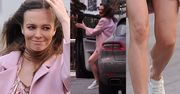 Wendzikowska w różowym płaszczu odsłania nagie nogi
