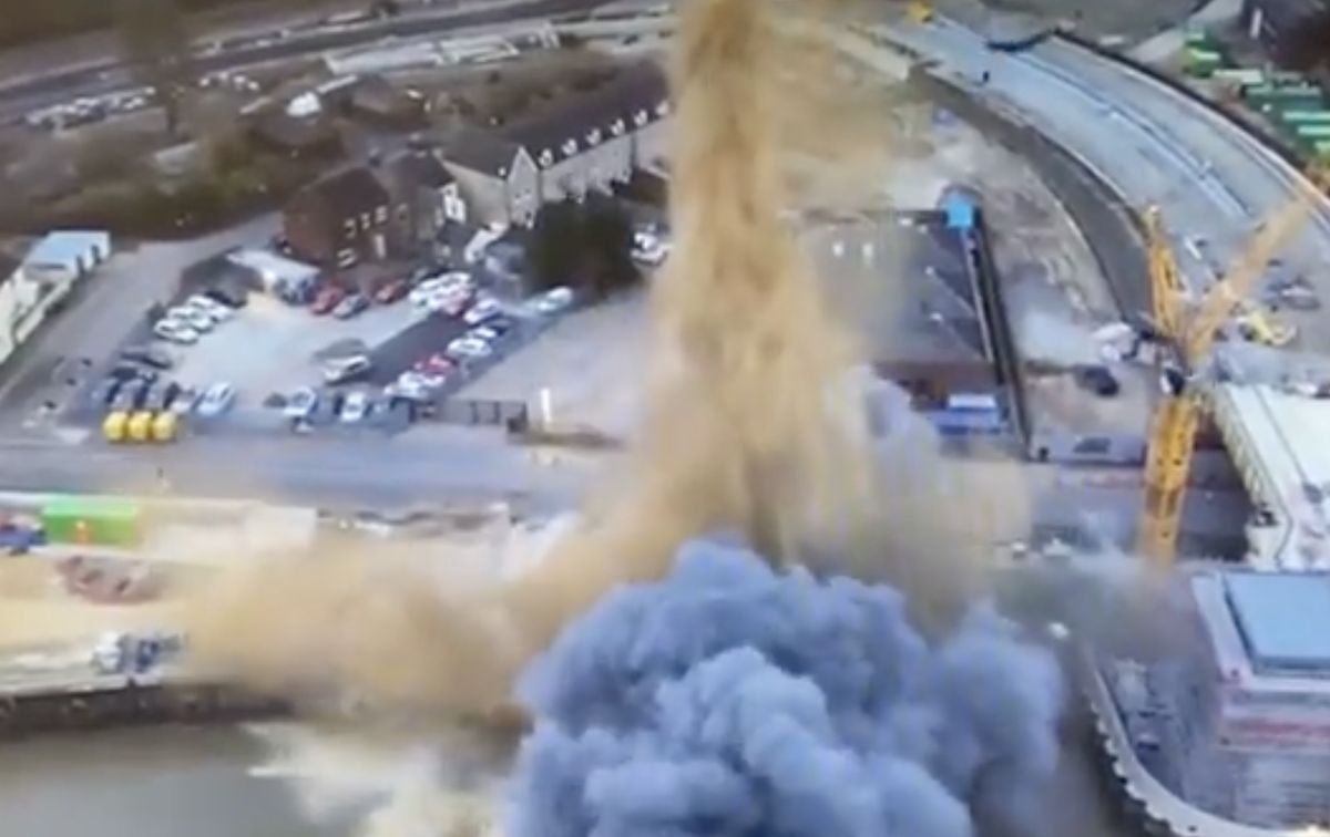 Nieplanowaną eksplozję w brytyjskim porcie, do której doszło w piątek, zarejestrowała kamera na policyjnym dronie