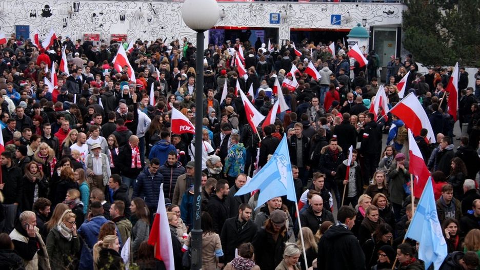 Warszawa. Nadal nie ma konkretów w sprawie przebiegu uroczystości związanych z dniem 11 listopada. Marsz Niepodległości, organizowany przez Stowarzyszenie Roberta Bąkiewicza nie ma statusu legalności, natomiast zgodę na przemarsz ma grupa 14 Kobiet z Mostu (Wiki Commons)