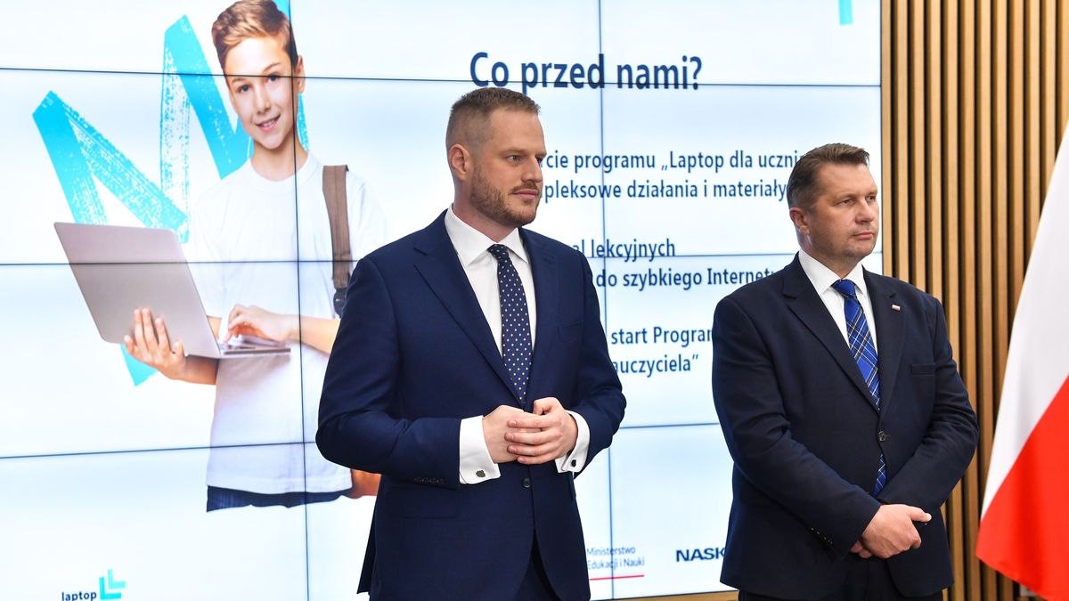 Warszawa, 23.08.2023. Minister edukacji i nauki Przemysław Czarnek (P) i minister cyfryzacji Janusz Cieszyński (L) na konferencji prasowej w siedzibie MEiN w Warszawie, 23 bm. (mr) PAP/Piotr Nowak