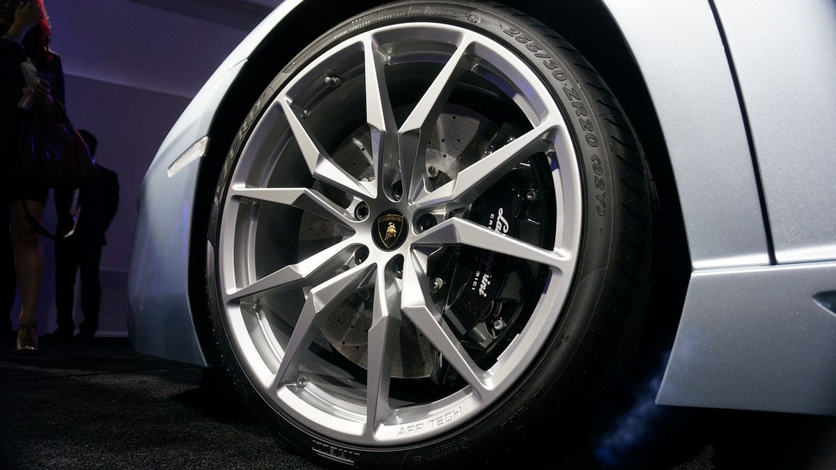 Koło uderzyło w kobietę i jej córkę.