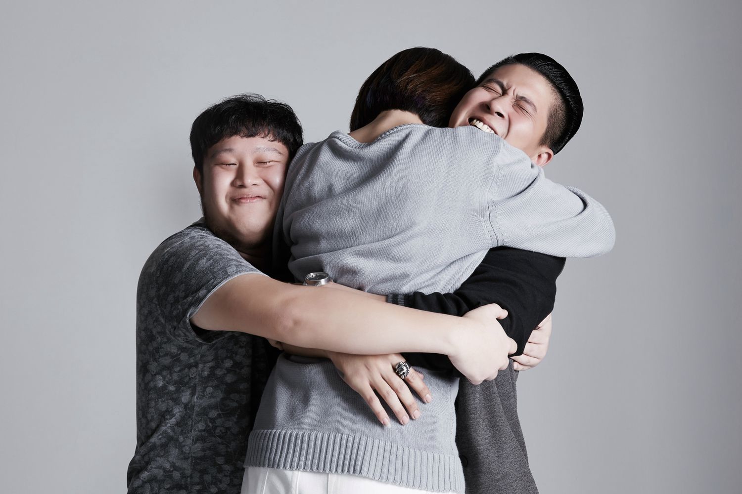 Projekt fotograficzny „Care Deeply” trafnie pokazuje jakie emocje towarzyszą przytuleniu 15