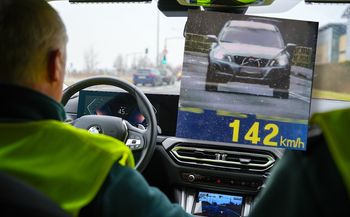 Nie ma fotoradaru, jest mandat. Kierowca pędził 142 km/h w zabudowanym