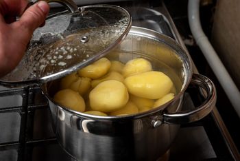 Jak ulepszyć smak ziemniaków? Sprawdź domowe sposoby