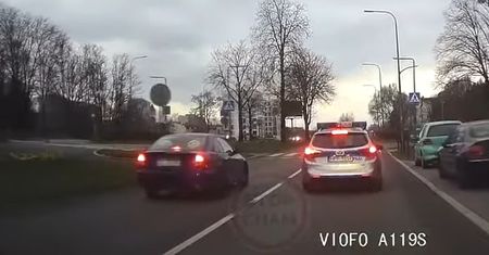 Radiowóz hamuje przed przejściem. Obaj kierowcy w pułapce przepisów