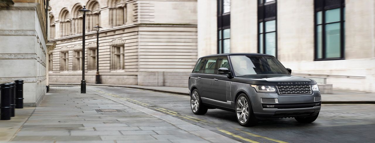 Nowy Range Rover SVAutobiography może zostać pokryty lakierem w dwóch kolorach. Górną część nadwozia Range Rovera może zdobić Santorini Black, a dolną Graphite Atlas.