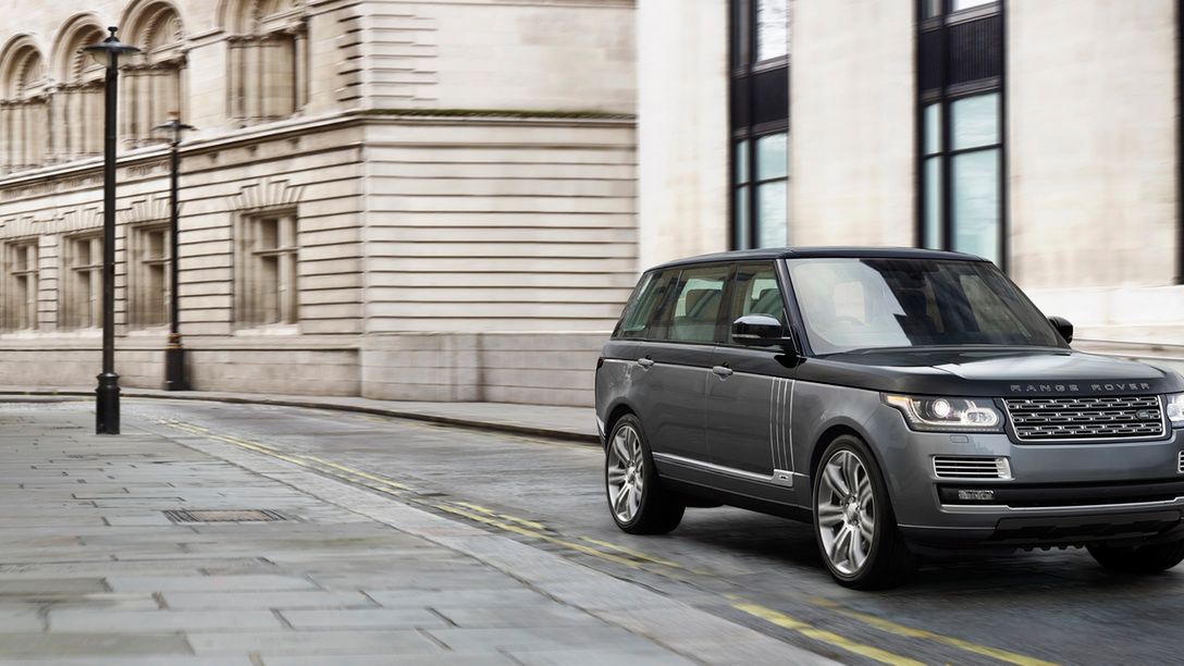 Nowy Range Rover SVAutobiography może zostać pokryty lakierem w dwóch kolorach. Górną część nadwozia Range Rovera może zdobić Santorini Black, a dolną Graphite Atlas.