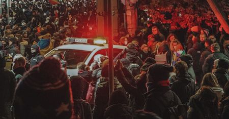 Nocny protest przed parafią. Tłum zablokował biskupa, interweniowała policja
