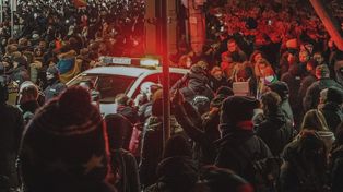 Nocny protest przed parafią. Tłum zablokował biskupa, interweniowała policja