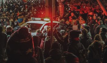 Nocny protest przed parafią. Tłum zablokował biskupa, interweniowała policja