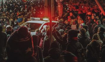 Nocny protest przed parafią. Tłum zablokował biskupa, interweniowała policja