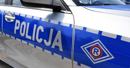 Zakopane. Nie chciała założyć maseczki. Uderzyła policjanta drzwiami radiowozu
