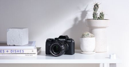 Fujifilm X-S10 – kompaktowe rozmiary, niesamowita stabilizacja i mnóstwo funkcji