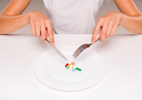 Przyjmują kilka leków na raz. Czy wiesz, czym to grozi?