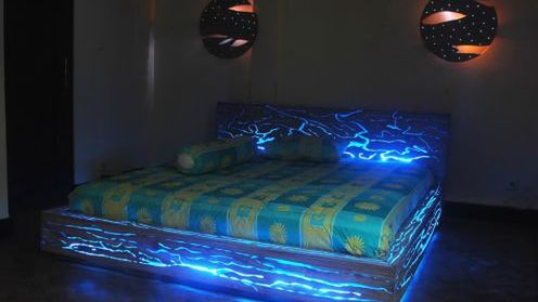 Efektowne łóżko z podświetleniem LED 1