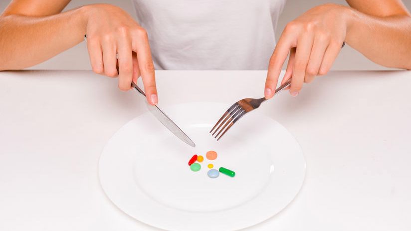 Przyjmują kilka leków na raz. Czy wiesz, czym to grozi?