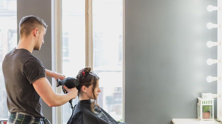 W Danii otwarte zostaną małe firmy usługowe w tym salony fryzjerskie i kosmetyczne.