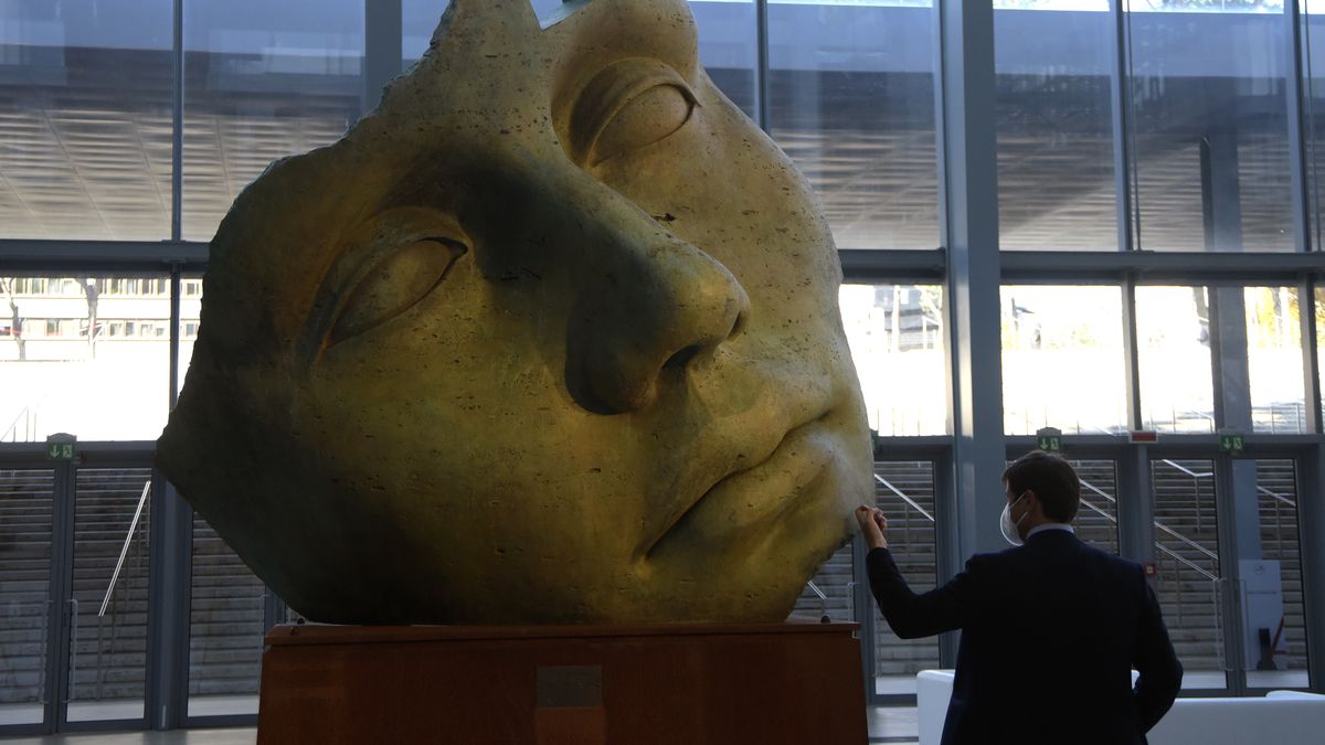 ROME, ITALY - 2021/11/18: A visitor touches a work by the artist Igor Mitoraj on the first day of the exhibition of Roma Arte in Nuvola.
The first edition of "Roma Arte in Nuvola" at the New Congress Center known as "La Nuvola" in Rome. (Photo by Vincenzo Nuzzolese/SOPA Images/LightRocket via Getty Images)