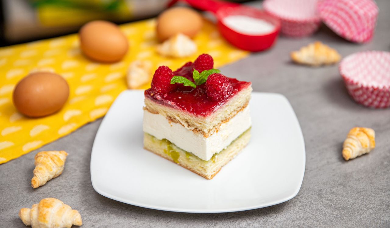 Cream cheese cloud: A summer delight with kiwi and raspberry motifs