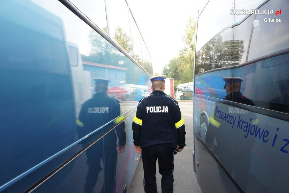 Gliwice. Policjanci sprawdzają stan techniczny autokarów.