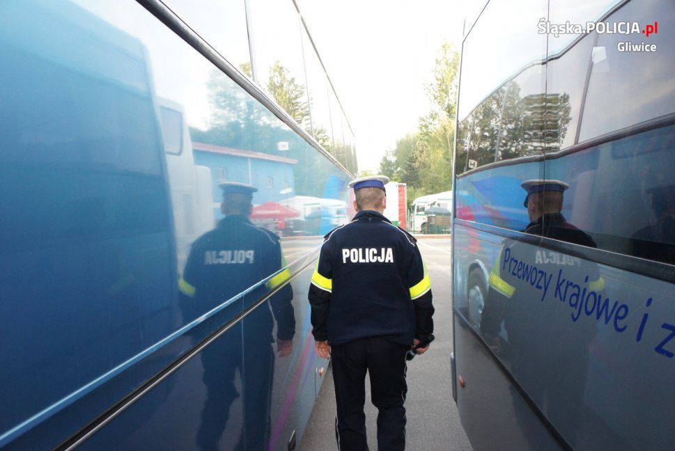 Gliwice. Policjanci sprawdzają stan techniczny autokarów.