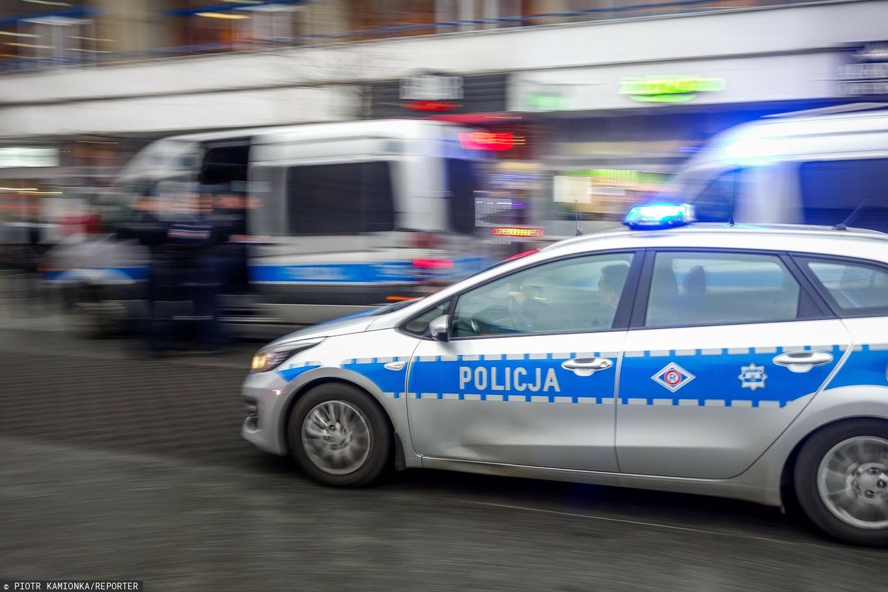 Kompletnie pijany uciekał przed policją. W samochodzie nie był sam