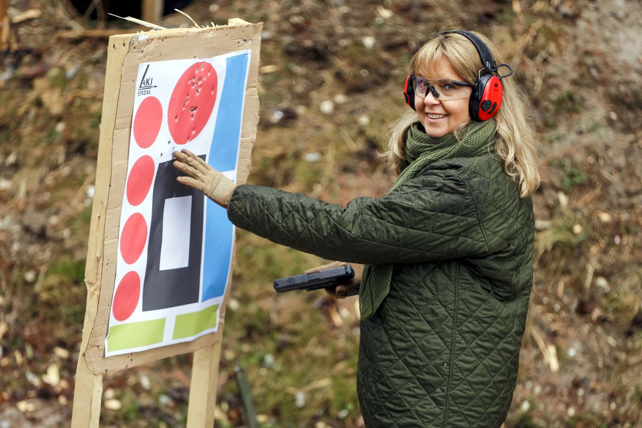 Ewa Wachowicz na strzelnicy 