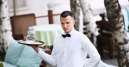 Zamówił tylko wodę, więc kelner nie chciał przyjąć sporego napiwku. W końcu go przekonał