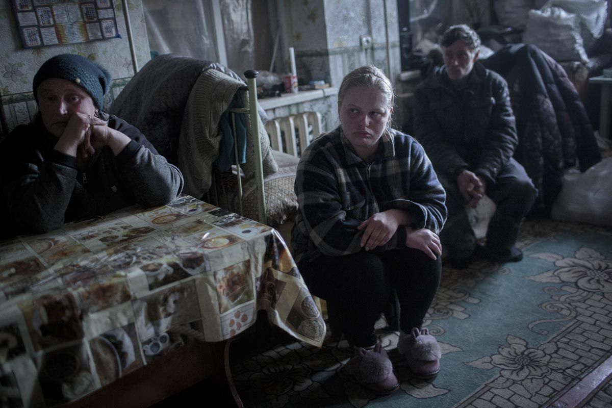 Ukraiński Bachmut w wyniku rosyjskich ostrzałów pozostał bez mediów, pogrążył się w ciemności. W grudniu 2022 roku wolontariusze z Kijowa uruchomili trzy tak zwane Punkty Niezłomności. Dzięki generatorom prądu i Starlinkom można było w nich naładować telefony, połączyć się z internetem i dać znać rodzinie, że jeszcze się żyje.