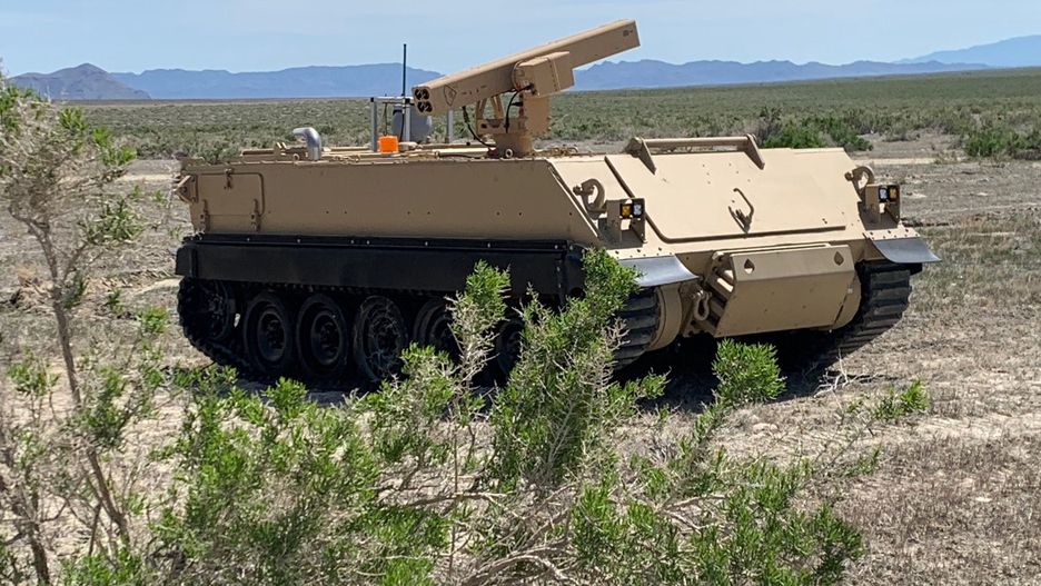 Autonomiczny M113 od BAE Systems na poligonie.