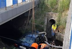 Zamość. BMW wpadło do rzeki. W środku młodzi ludzie, żaden nie miał prawa jazdy