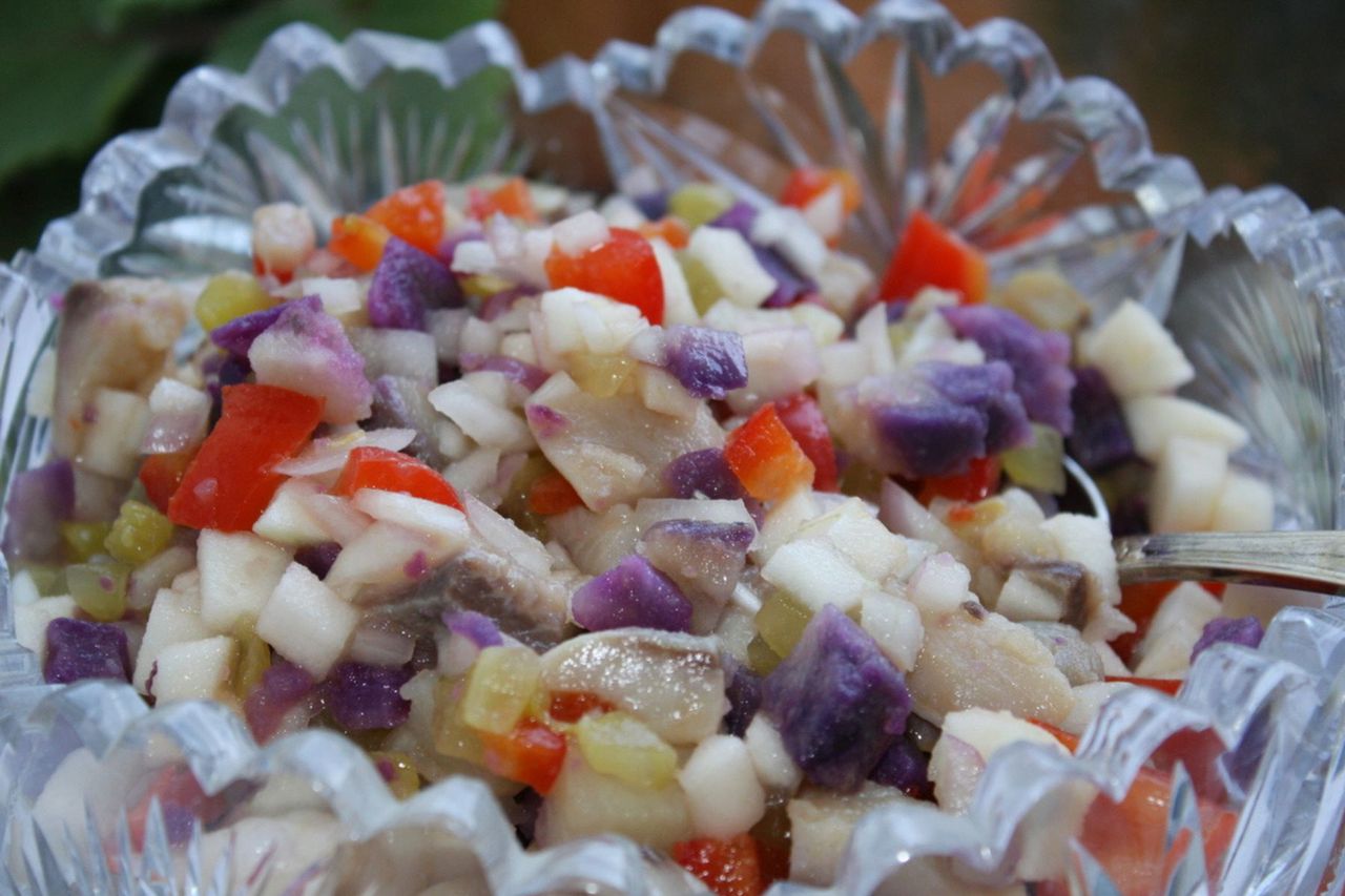 Sałatka śledziowa z ziemniakami. Klasyk w nowej wersji