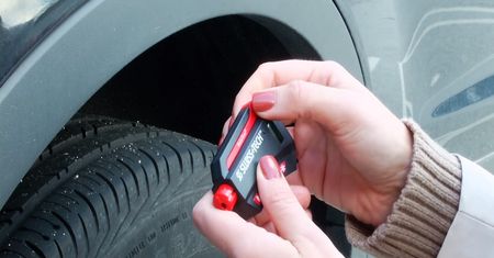 Może ocalić życie, kosztuje niewiele. Multitool ratunkowy dla kierowcy
